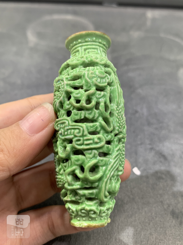 清晚期秋葵绿釉镂雕龙凤纹鼻烟壶 - 图5